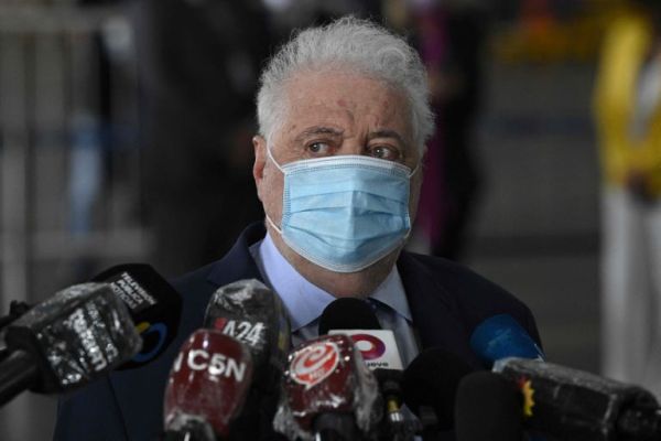 Escándalo de las vacunas: El propio gobierno mostró hoy la lista de los 70 que la recibieron.
